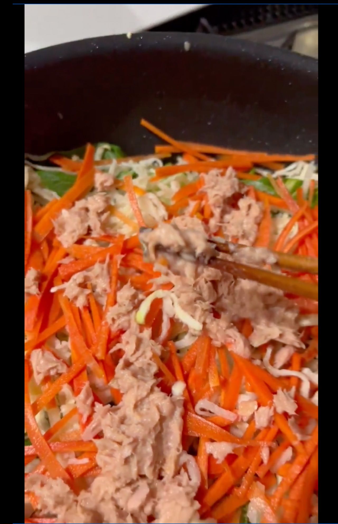 「シーチキンにウジ虫」混入を疑ったSNS動画。サラダに乗せたシーチキンに何かを見つけたようだが…