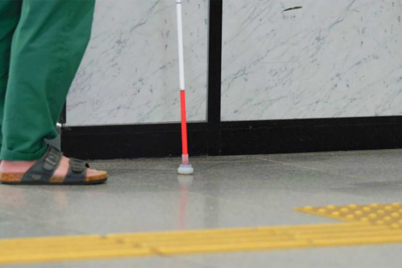 白杖には使用者が周囲の情報を入手したり、身の安全を確保するほか、自身が視覚障害者であることを周囲に知らせ注意を促す役割があるのだ。　※写真はイメージです