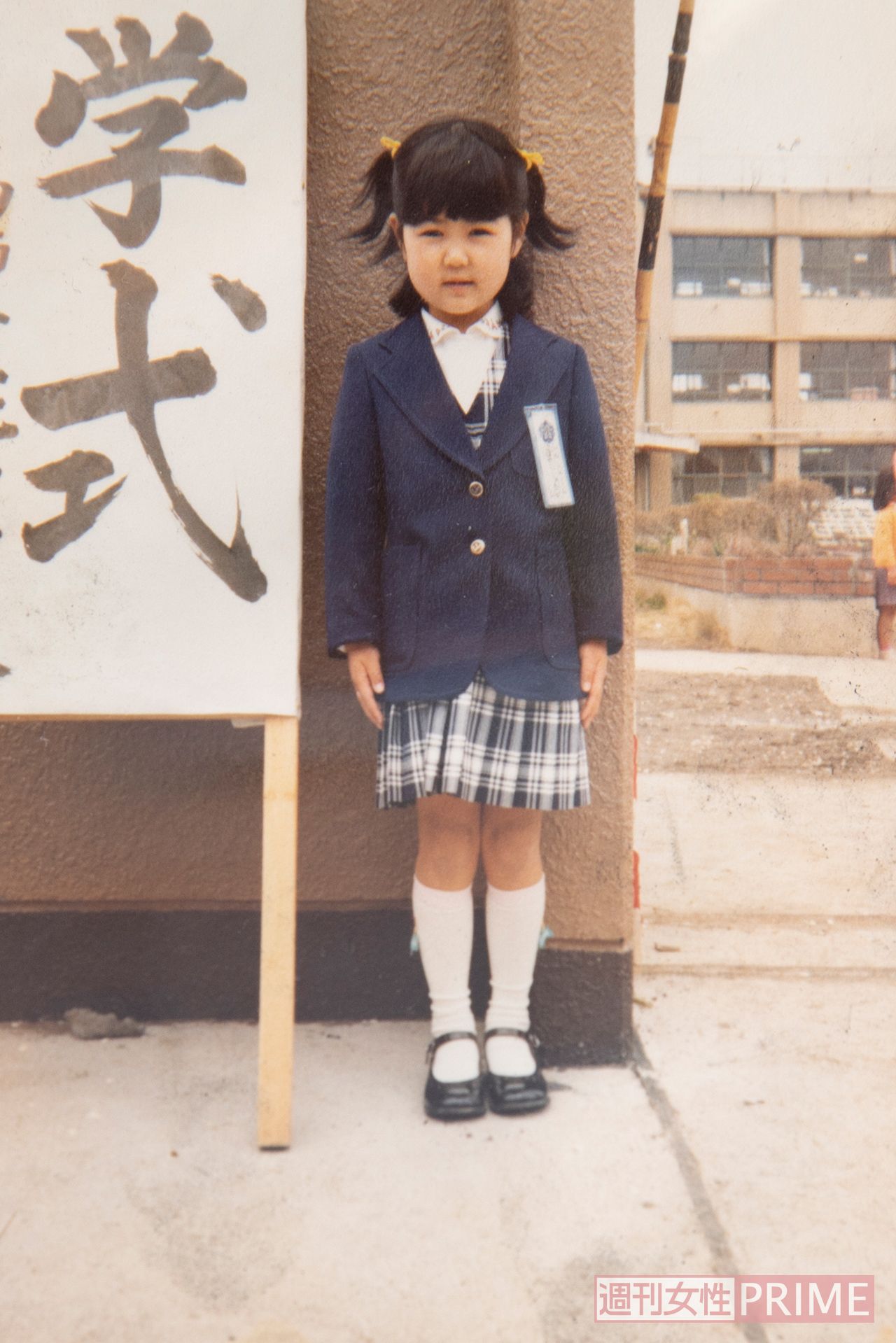 焼け跡から見つかった家族の思い出写真。中には一部焼けているものも