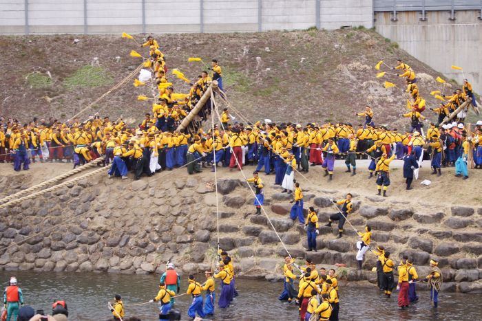伝統か安全性か……大木を曳行する諏訪大社の「御柱祭」では複数回の死亡事故が起き、結果は不起訴となったが業務上過失致死容疑での告発も（写真はイメージです）