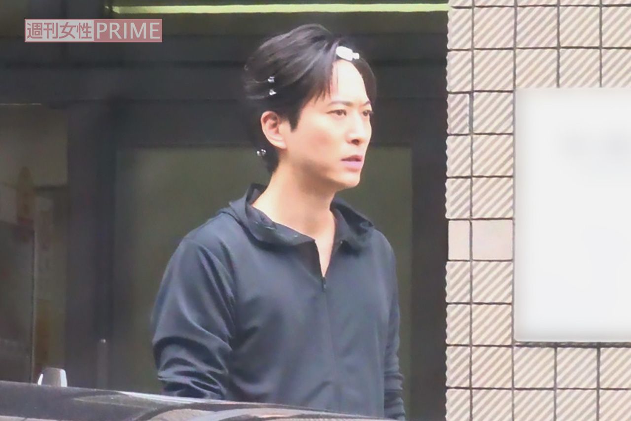 2025年6月上旬、前髪をヘアクリップで固定して、撮影現場の施設から出てきた浅香航大