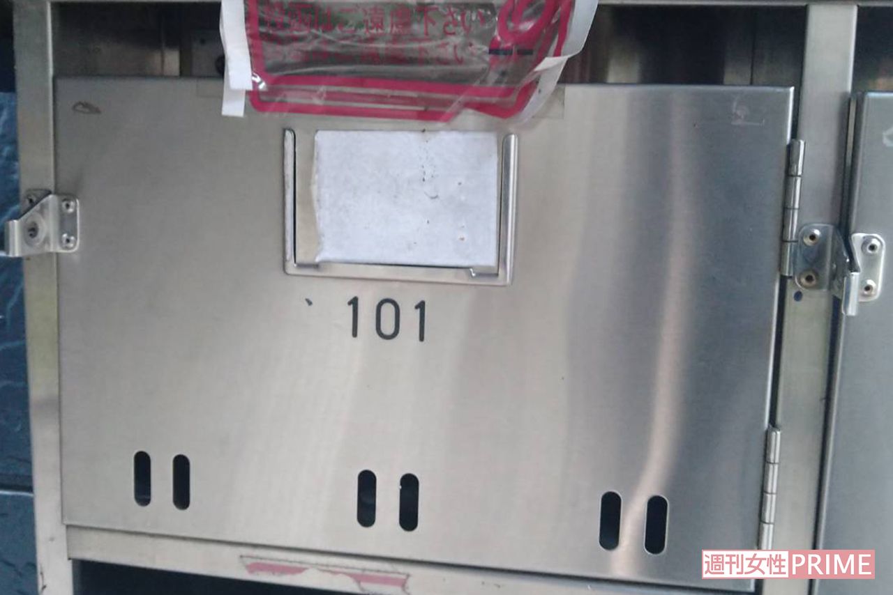 事件現場となったアパートの郵便受け