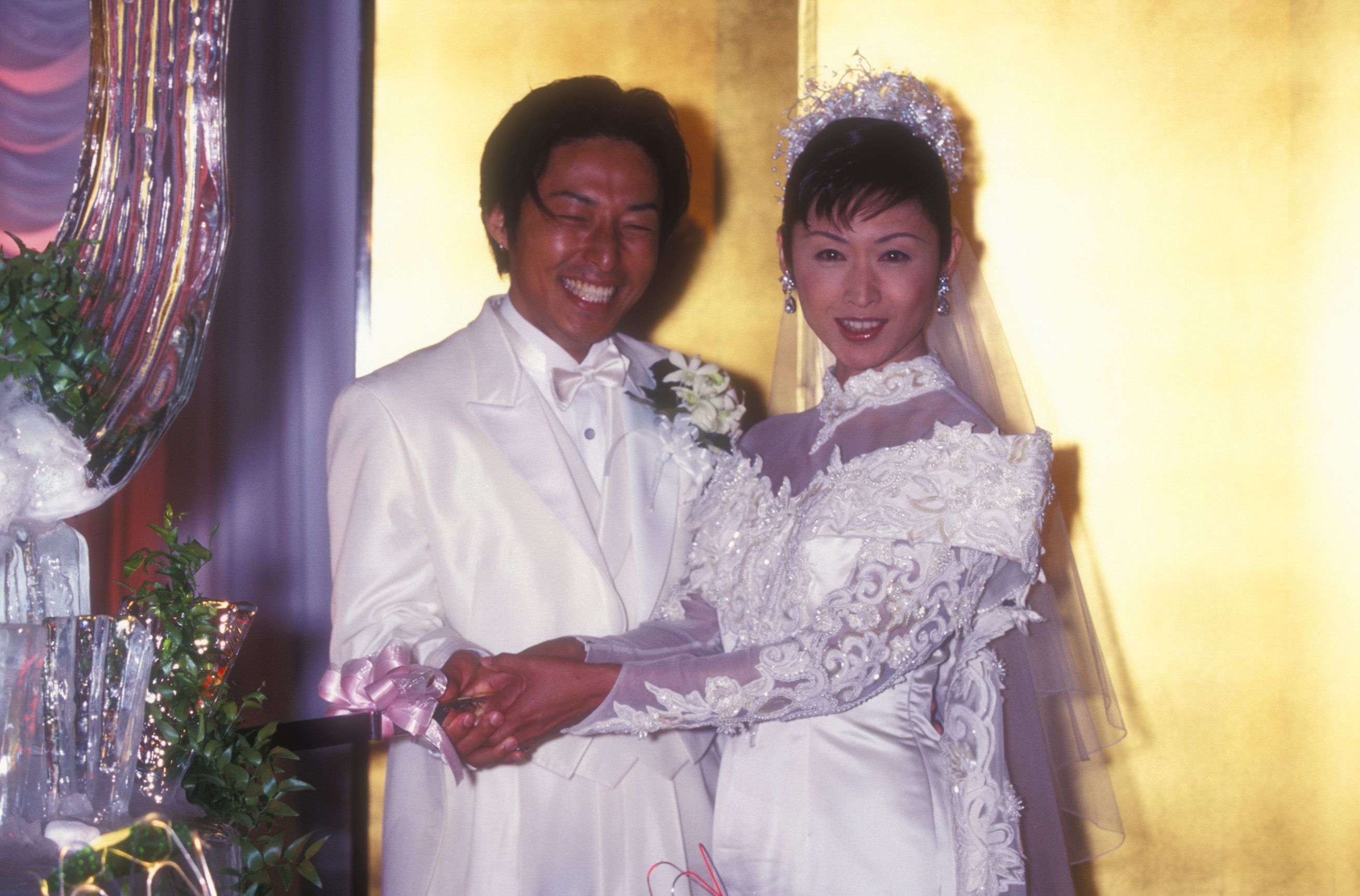 タレント・コアラ（当時）と「結婚を祝う会」を行なった三原じゅん子（2000年6月）