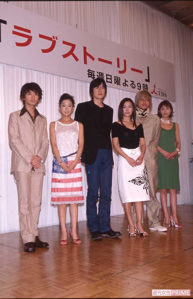 2001年、TBS日曜劇場『LoveStory』制作発表での加藤晴彦（左）