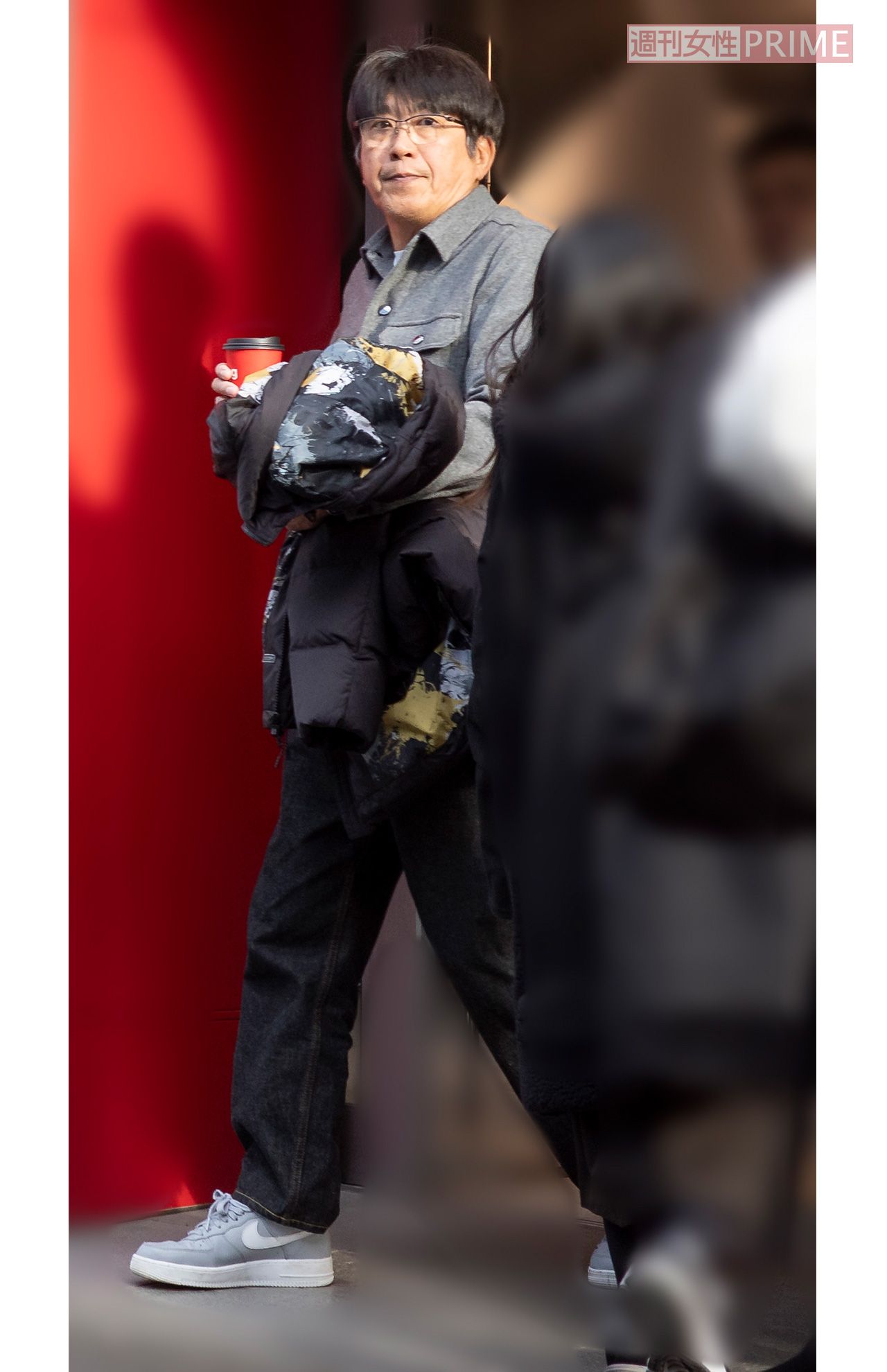 2024年1月、買い物を終えて店から出る石橋貴明。変装せずに堂々と原宿を歩いていた