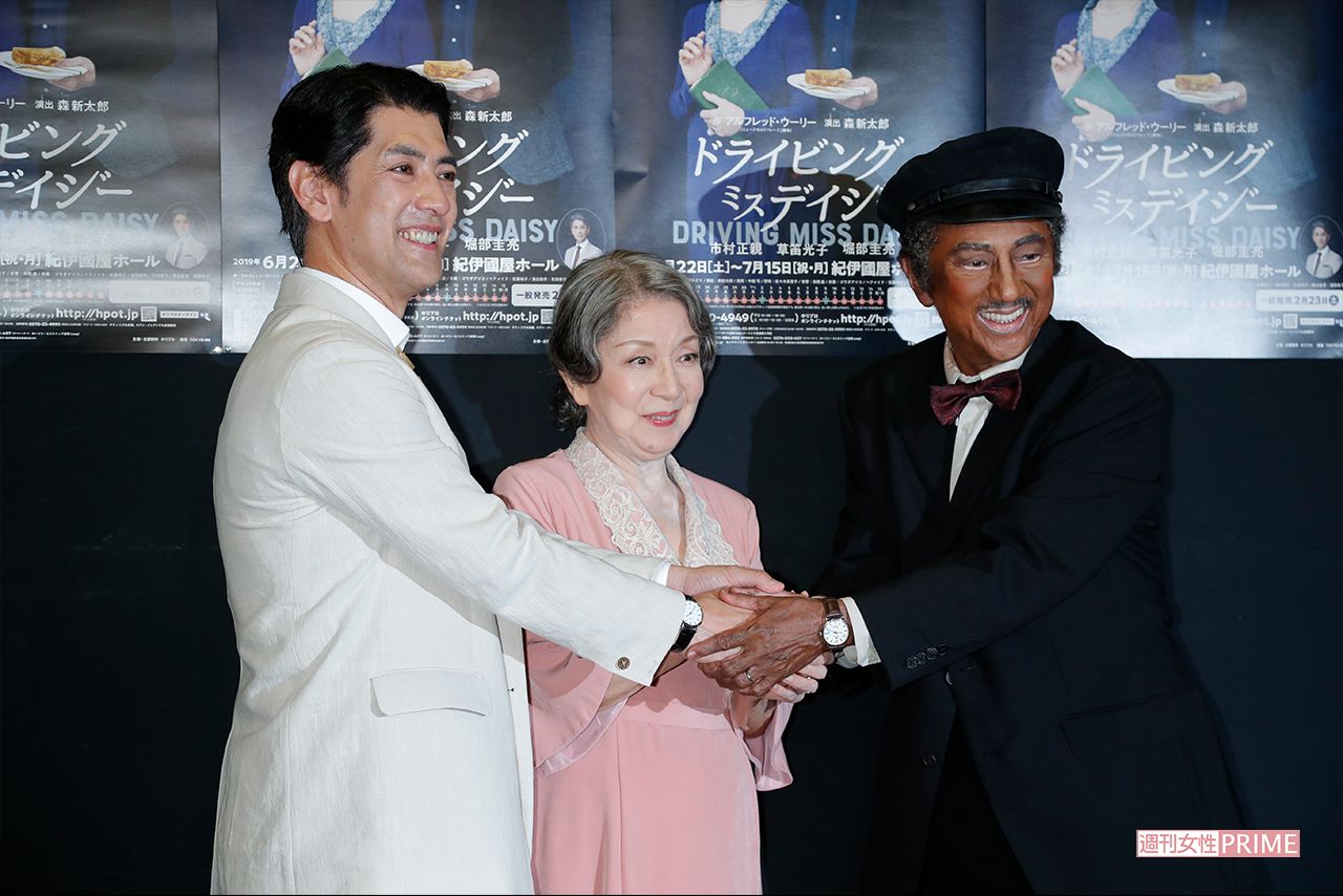 左から堀部圭亮、草笛光子、市村正親（2019年、舞台『ドライビング・ミス・デイジー』会見））