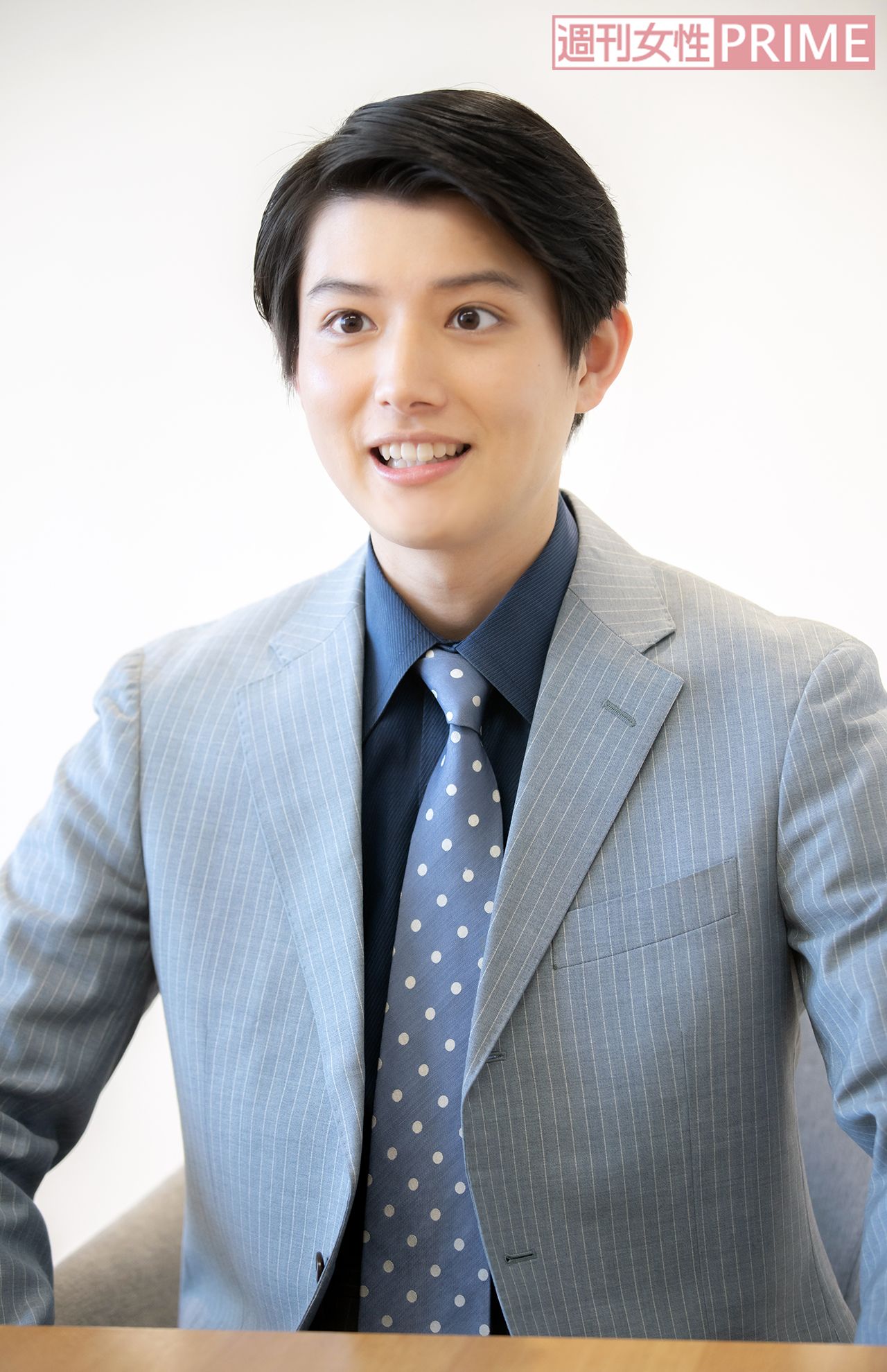 収録がいったん終わり俳優デビューした感想をインタビュー。このあとは緊張の歌唱シーンの撮影へ　撮影／佐藤靖彦