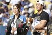 2024年11月2日、優勝パレードに参加した真美子さんと愛犬デコピンを抱っこした大谷翔平 写真/共同通信社