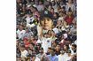 ヤンキースのロゴマークが入った大谷のボードを掲げるファン。ケガで獲得には消極的なようだ