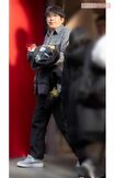 2024年1月、買い物を終えて店から出る石橋貴明。変装せずに堂々と原宿を歩いていた