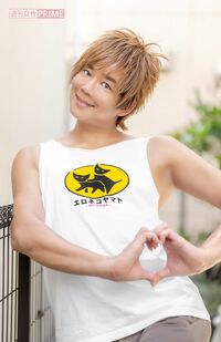 取材には本人お気に入りのパロディーTシャツを着用した楽しんごさん。久々に見せてくれた“ラブ注入”