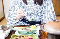 炎上中の《旅館の料理が多すぎる》問題は「おもてなし」か「時代遅れ」か