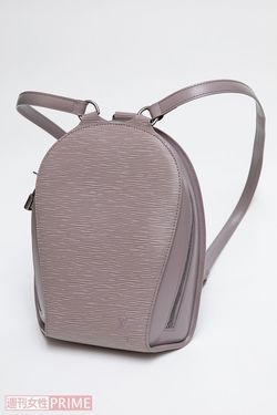 宝塚時代から交流のある黒柳さんからいただいた藤色のリュックはロケで大活躍