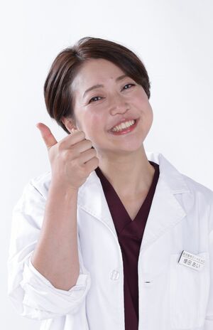 眠活ヘッド整体DrHEADオーナー・みんみん先生●榎田あい。お客様のお悩みにコミットすることを目的としたドライヘッドスパサロン『DrHEAD』オーナー。自らのメソッドをまとめた著書『ぐっすり眠れる頭蓋骨はがし』（主婦と生活社）を上梓。