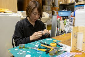 実は小島さん、ミニチュア製作は全て独学というから驚きだ　撮影／齋藤周造