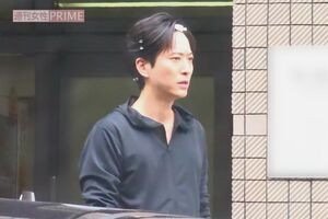 2025年6月上旬、前髪をヘアクリップで固定して、撮影現場の施設から出てきた浅香航大