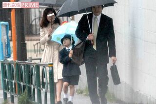 '10年4月、團子こと政明の私立小学校入学式にそろって出席した香川と元CA妻
