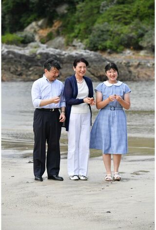 2018年　58歳　須崎御用邸敷地内の三井浜で仲良く貝殻拾い（撮影／JMPA）