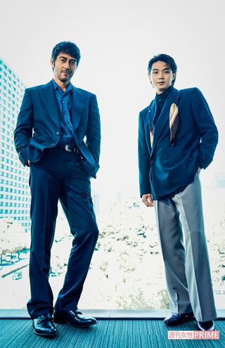 阿部寛（左）×磯村勇斗（右）　撮影／廣瀬靖士
