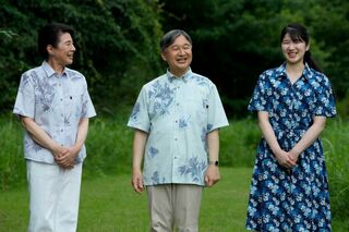 7月18日の夕方、天皇ご一家は那須に到着すると“かりゆしウェア”で自然の中を散策された