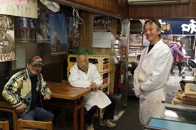 入り口近くが大旦那の指定席。いつもその向かいに蛾次郎さんが　撮影／近藤陽介