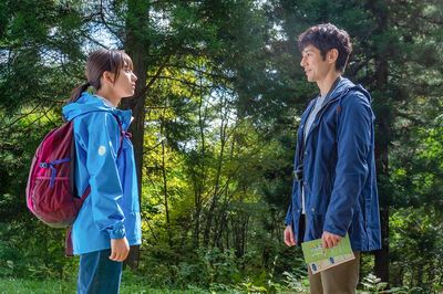百音は朝岡（西島秀俊）を森林セラピーへ案内する　(C)NHK