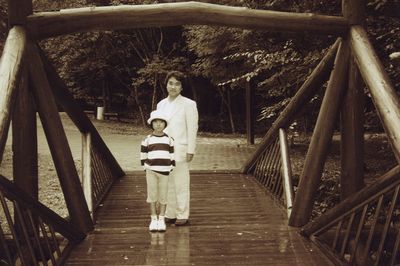 '01年の夏、軽井沢へ旅行した際の敏勝さんと圭さん。敏勝さんの死後、圭さんは毎日のように泣いていたという