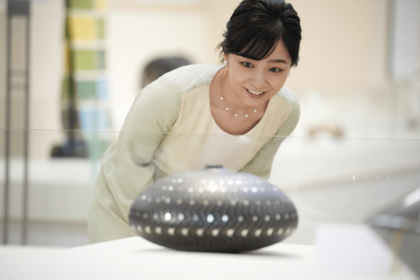 日本工芸会総裁として、東京・日本橋三越で開催された「日本伝統工芸展」を鑑賞した佳子さま（2024年9月11日）