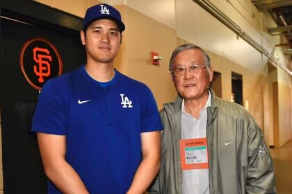 2024年に日本人初メジャーリーガーの村上雅則さん（右）と会ったときの大谷翔平（球団専属カメラマンのインスタより）