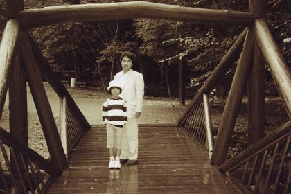 '01年初夏、軽井沢で撮影された小室さんと父・敏勝さんの1枚。翌年3月に敏勝さんは亡くなった