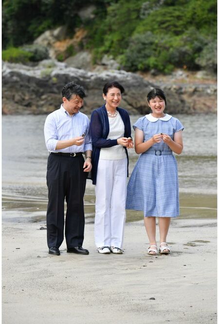 2018年　58歳　須崎御用邸敷地内の三井浜で仲良く貝殻拾い（撮影／JMPA）