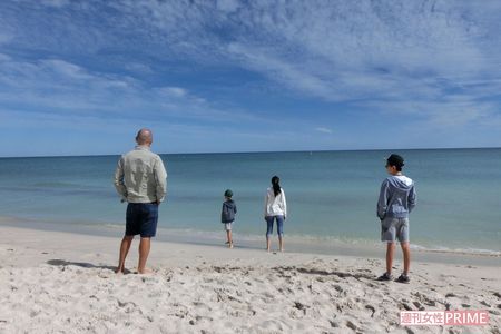 2015年、近所の浜に遊びに来た小島一家