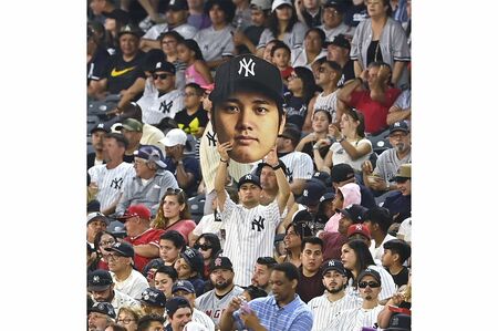 ヤンキースのロゴマークが入った大谷のボードを掲げるファン。ケガで獲得には消極的なようだ