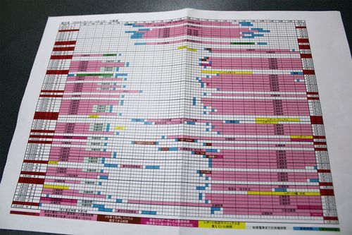 森美菜さんの勤務表のうち、色がついた箇所は出勤時間。休日もなく働いていた