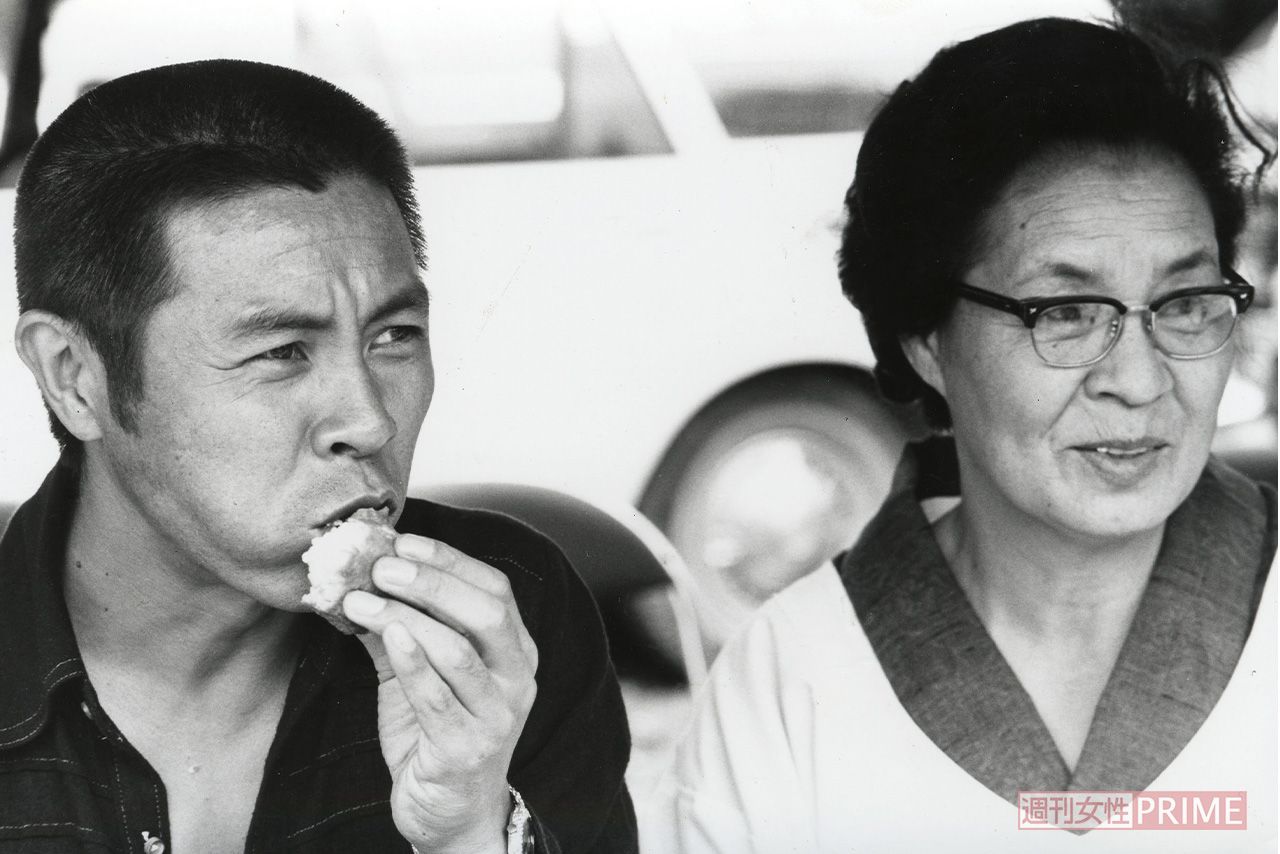 母・キクエさんの隣でおにぎりを頬張る若き日の北島三郎