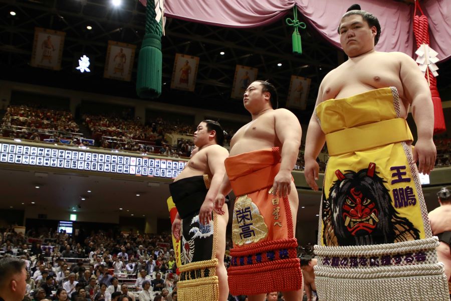 色とりどりの化粧まわしが並ぶ（日本相撲協会公式Xより）