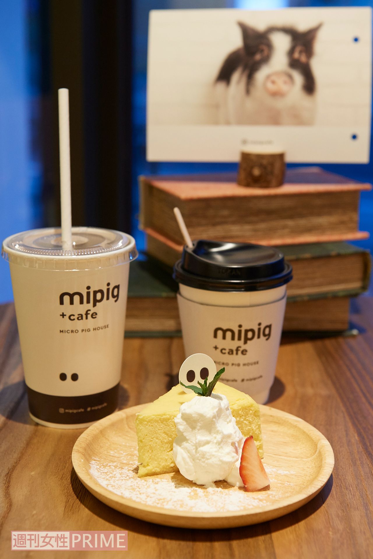 店内ではドリンクやスイーツも楽しめちゃう。よ～く見ると、ケーキの上にブタさんのお鼻マークが　撮影／山田智絵