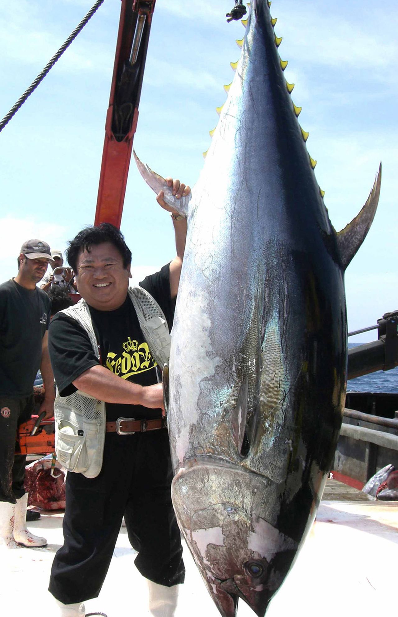 世界にはいい漁場が多くある。大きなマグロを釣り上げた