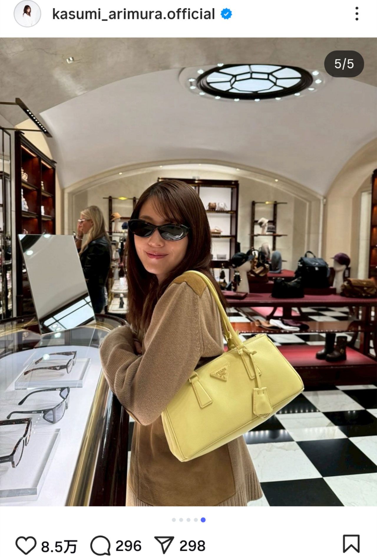 ミラノの街を堪能する有村架純（本人のインスタグラムより）