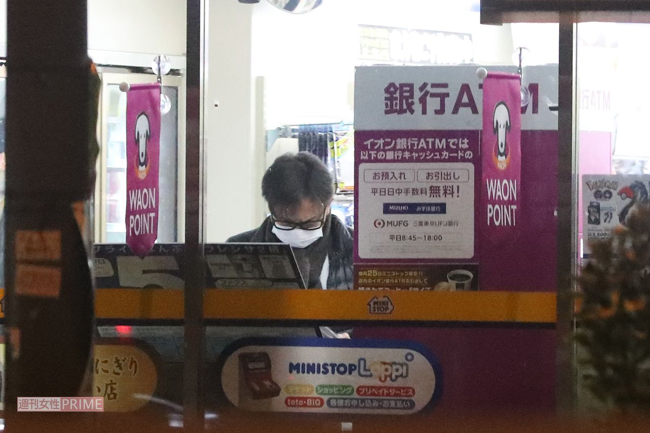 '17年、コンビニで立ち読みをする城島茂