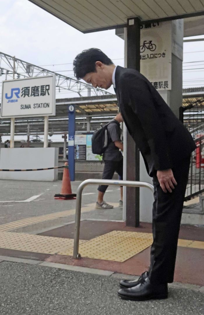 JR須磨駅前で街頭演説をする斎藤元彦前兵庫県知事。SPらしき人物は見当たらず無防備のように見える　写真／共同通信社