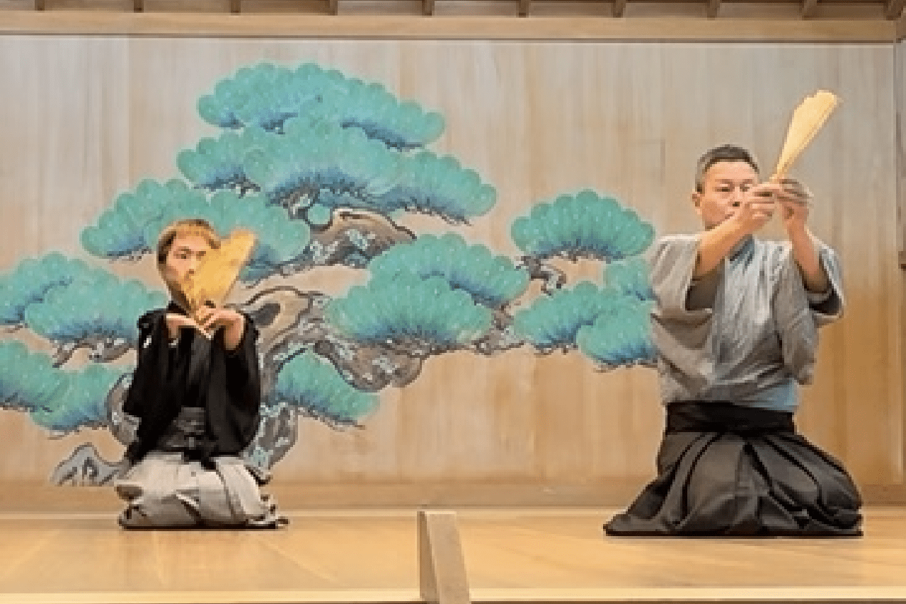 幼少期から続けている狂言師。手が不自由ながらも扇子を使いこなすなみきさん