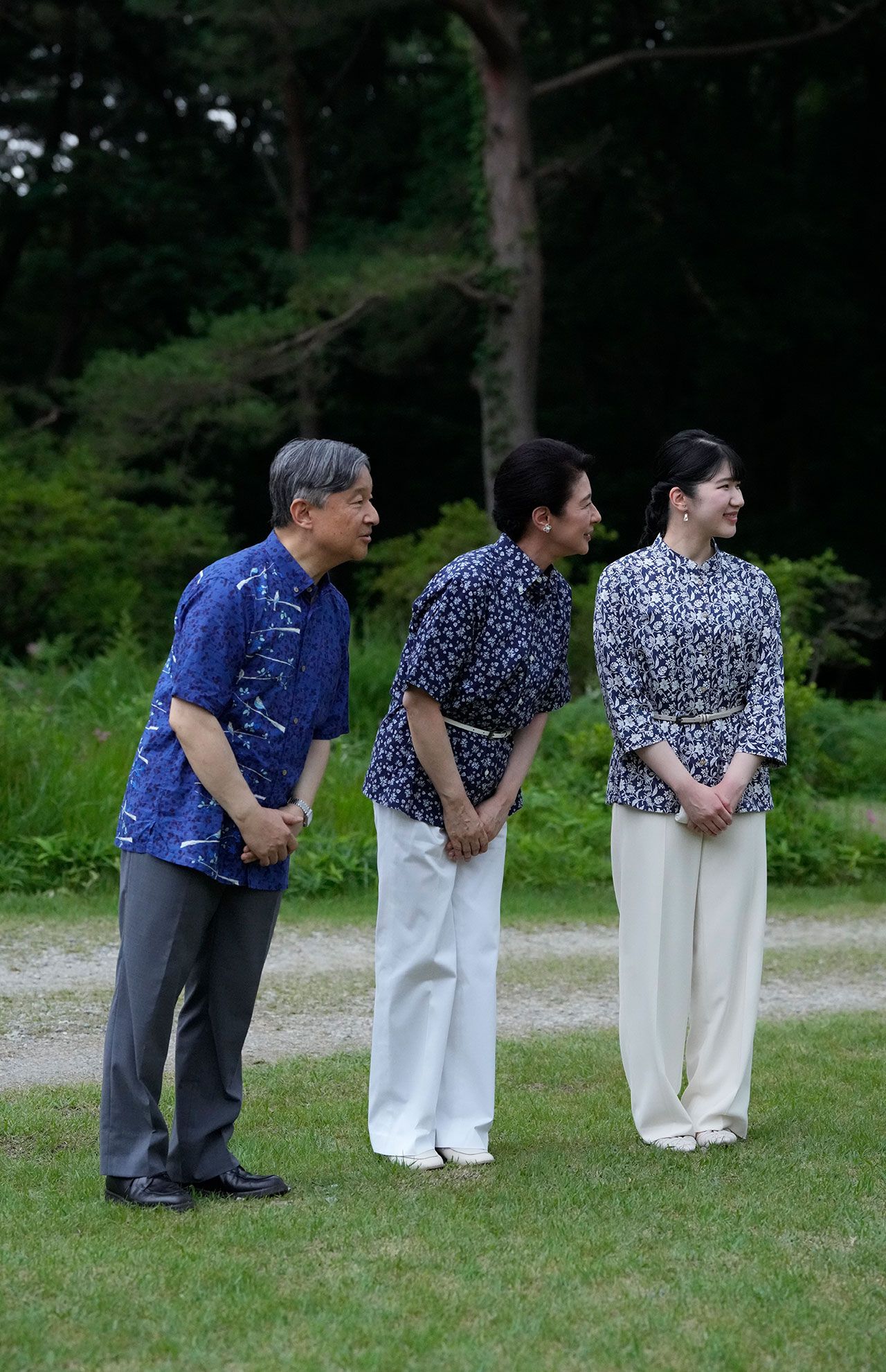 7月15日、那須御用邸での静養に入られた天皇、皇后両陛下と長女・愛子さま。何かを発見されたご様子