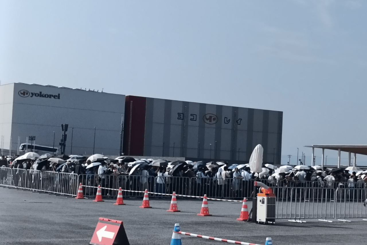 入場ゲート前では炎天下の中、多くの人が並んだ（8月撮影）