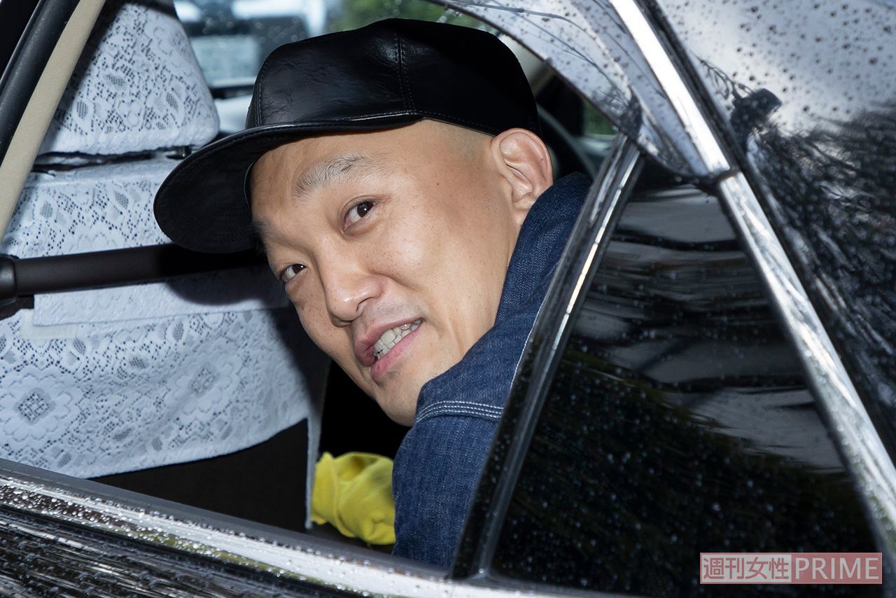 取材後は、送迎車の窓を開けて笑顔で一礼して、生放送へ向かった