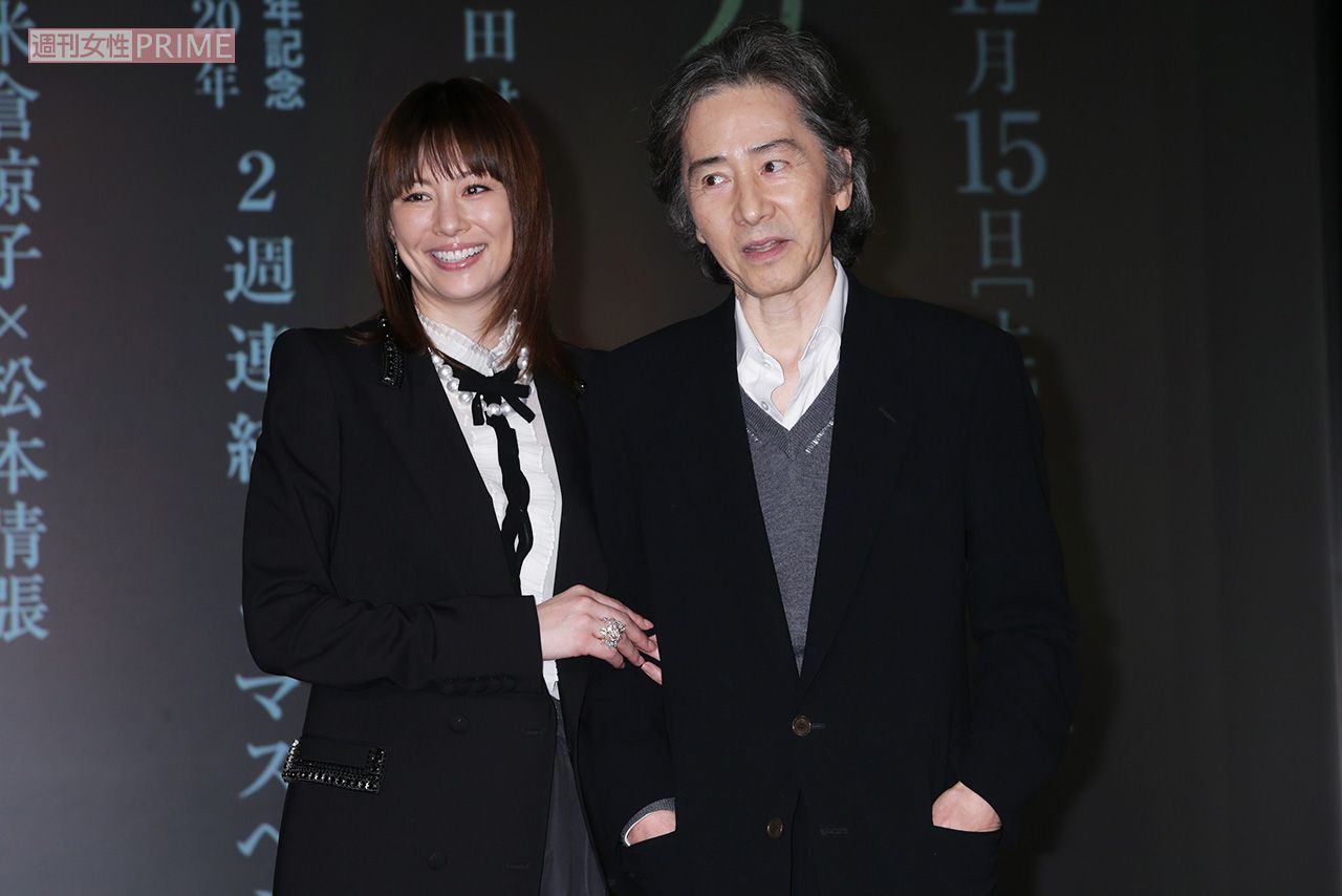 2012年12月、ドラマ『十万分の一の偶然　熱い空気』制作会見で、共演の米倉涼子と並ぶ田村正和さん