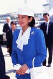 1994年、初めての海外公式訪問で中東へ立たれた雅子さま。青×白のコーデをお召しに
