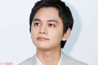 北村匠海、JR東海のCMに“激似イケメン”出没で「え？匠海じゃないの？」ファンも驚愕した“そっくりな横顔”