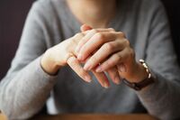 令和に急増する中高年“独女”の実生活、2人の50代ブロガーが明かす右肩上がりの“物価・税金・生涯未婚率…