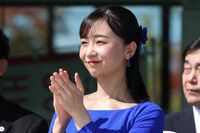 佳子さま、鮮やかな“琵琶湖ブルー”スタイルが大反響!「翌日の早朝に完売」着用された地元工芸品のイヤリ…